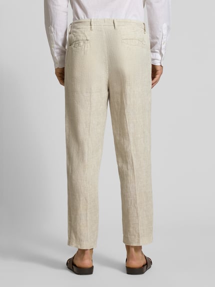 Männermodel trägt Hose mit Gesäßtaschen Modell 'PANTALACCIO LINO' von MARKUP aus Reine Baumwolle, Regular-Fit, Ganzkörperansicht Rückansicht.