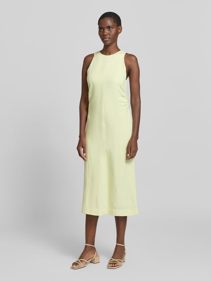 Vrouwenmodel draagt A-lijn dames midi-jurk van Leinen-Viskose-Mix model 'DELINNA' van BOSS Orange, look: effen, geplooide details, ronde hals, mouwloos, midilengte, mix van linnen en viscose, voorkant geheel te zien.