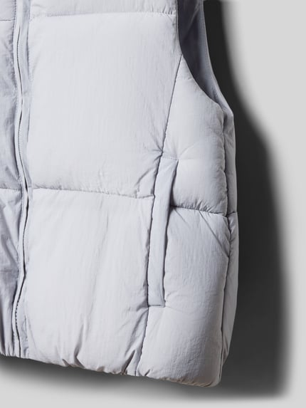 Produktfoto, Regular Fit Weste in Stepp-Optik Modell 'MAE' von Mango, kinder, Farbe hellgrau, sichtbare Stepp-Nähte und Eingrifftaschen, Reißverschluss, Rückenlänge bei Größe 140: 45 cm.