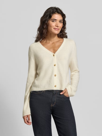 Vrouwenmodel draagt Strickjacke aus Leinen-Kaschmir-Mix mit V-Ausschnitt van MM by Max Mara in crème met knopen, regular fit, voorkant bovenlichaam.