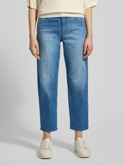 Frauenmodel trägt Jeans mit Eingrifftaschen Modell 'Evy' von Angels in hellem Blau, Regular Fit aus Baumwoll-Mix, Nahaufnahme Vorderansicht.