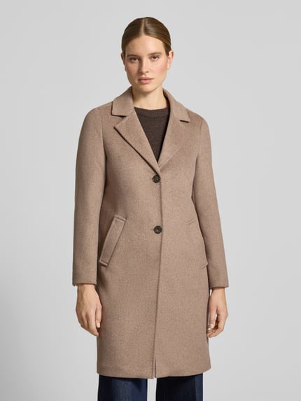 Frauenmodel trägt Regular Fit Mantel mit Woll-Anteil von s.Oliver RED LABEL, beige, klare Linien, glatte Textur, Nahaufnahme Oberkörper.