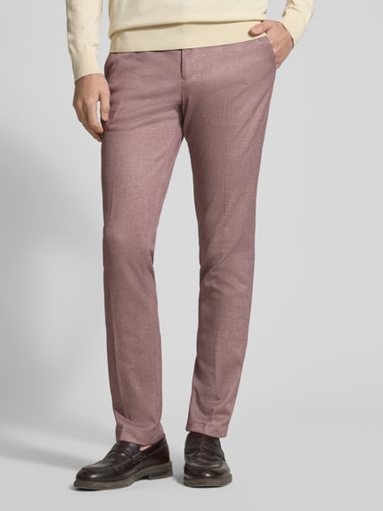 Männermodel trägt Slim Fit 2-Knopf-Sakko mit Pattentaschen von Zuitable, Material-Mix mit Lyocell-Anteil, Nahaufnahme Unterkörper.