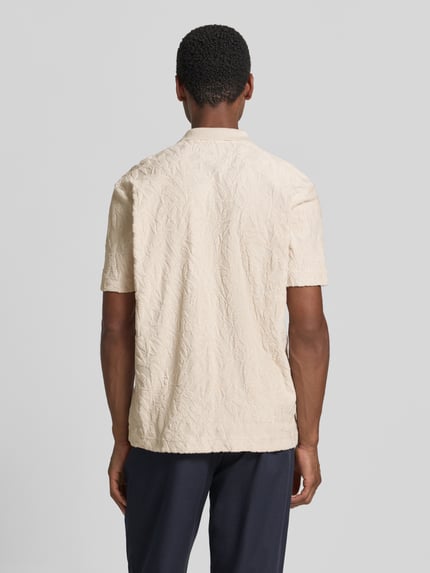 Männermodel trägt Regular Fit Freizeithemd aus reiner Baumwolle von Marc O'Polo in Optik: Unifarben, Jacquard, Allover-Muster, Ganzkörperansicht Rückansicht.