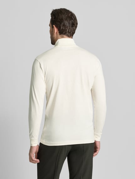 Männermodel trägt Longsleeve mit Rollkragen von RAGMAN in Creme, reine Baumwolle, Regular Fit, gerippte Ärmelabschlüsse, Ganzkörperansicht Rückansicht.