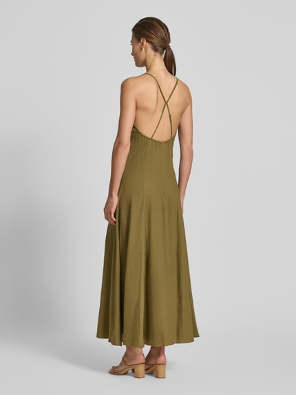 Frauenmodel trägt Regular Fit Leinenkleid mit Viskose-Anteil von Rinascimento in Khaki, Maxilänge, Spaghettiträger, glatte Textur, Ganzkörperansicht Rückansicht.