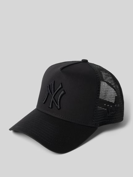 Produktfoto, zwarte Basecap met Label-Detail van New Era van zuiver katoen, verstevigde klep, semitransparant inzetstuk, verstelbare sluiting