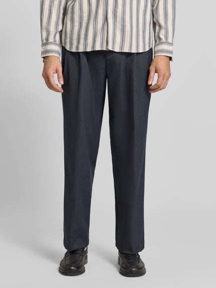 Männermodel trägt Straight Fit Stoffhose aus elastischem Viskose-Mix von MCNEAL, dunkelblau, Gürtelschlaufen, Bügelfalten, Nahaufnahme Oberkörper.
