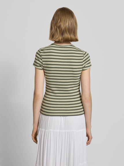 Vrouwenmodel draagt T-Shirt met Rundhalsausschnitt van REVIEW in fijn geribde katoen-elastaanmix, nauwsluitende fit, achterkant, geheel rugaanzicht.