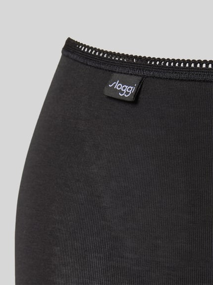 Frauenmodel trägt Slip mit Label-Detail und elastischem Bund von Sloggi, schwarze High-Waist-Passform, Baumwoll-Elasthan-Mix, Nahaufnahme Oberkörper.