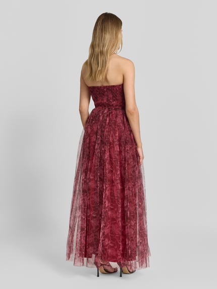 Modelka nosi długa sukienka z odkrytymi ramionami Maxikleid im Off-Shoulder-Look od Lace & Beads z tiulu, linia a, tasiemka w talii, marszczony detal, długość tyłu w rozmiarze S: 128 cm, szerokość w rozmiarze S: 39 cm, widok całej sylwetki z tyłu.
