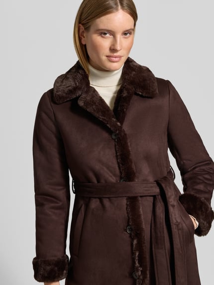 Vrouwenmodel draagt Mantel mit Webpelzbesatz van LAUREN RALPH LAUREN in effen bruin, met ceintuurlussen, knopen en lange mouwen, bovenlichaam close-up.