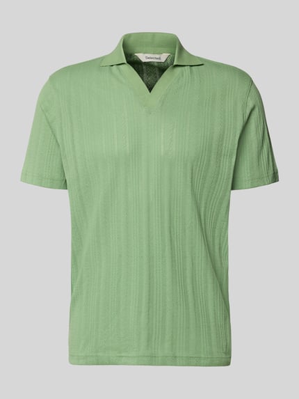 Produktfoto, Regular Fit Poloshirt aus Baumwoll-Mix Modell 'TRAVIS' von SELECTED HOMME, Optik: Unifarben, Struktur, Polokragen, V-Ausschnitt, kurze Knopfleiste, Kurzarm, Materialverarbeitung: Jacquard, dezentes Grün mit feiner Struktur.