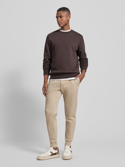 Männermodel trägt Sweatpants mit elastischem Bund von Polo Ralph Lauren, Baumwoll-Mix, lockerer Schnitt, Eingrifftaschen, Ganzkörperansicht von vorne.