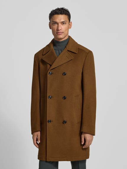 Mannermodel draagt Regular Fit lange jas met reverskraag model 'BEALE' van JOOP! Collectie, bruine wolmix, steekzakken, knoopsluiting, Ganzkörperansicht van voren. Ruglengte 99 cm, schouderbreedte 46 cm, borstwijdte 56 cm, mouwlengte 68 cm bij maat 50.