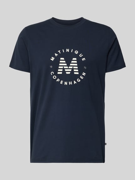 Produktfoto, dunkelblaues T-Shirt mit Label-Print Modell 'Jeramy' von Matinique, Baumwoll-Elasthan-Mix, gerader Schnitt, Rundhalsausschnitt