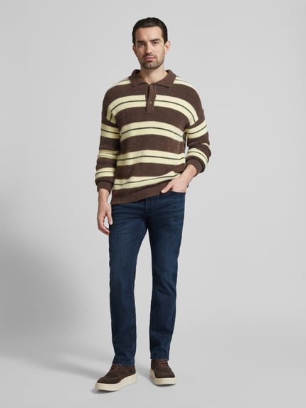 Männermodel trägt Modern Fit Jeans mit Steekzakken Modell 'Mitch' van JOOP!, katoenmix met stretch, donkerblauw, labeldetail, ganze lichaamsvooraanzicht.