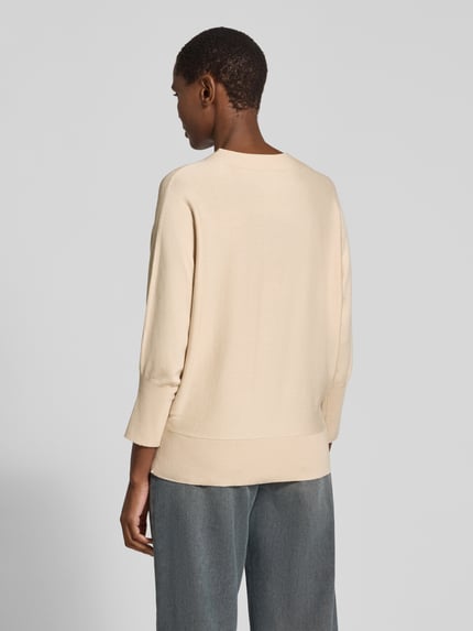 Frauenmodel trägt Oversized Pullover mit Fledermausärmeln von s.Oliver BLACK LABEL, unifarben, Feinstrick, Ganzkörperansicht Rückansicht.