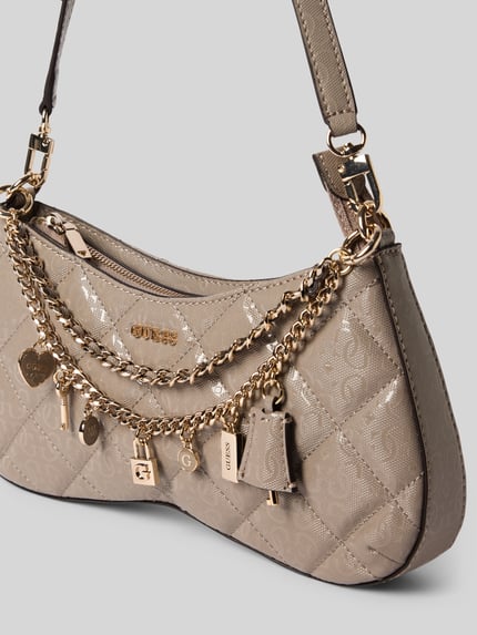 Produktfoto, Shoulder Bag mit Logo-Detail Modell 'Libby' von GUESS, imitacja skóry, detal z logo, ozdobny detal, szerokość w rozmiarze 1: 30 cm, długość w rozmiarze 1: 16 cm, głębokość w rozmiarze 1: 5 cm, długość paska na ramię w rozmiarze 1: 55 cm, główna przegroda z zamkiem błyskawicznym, odpinany pasek na ramię, beżowe odcienie, prostokątne kształty, błyszcząca faktura.