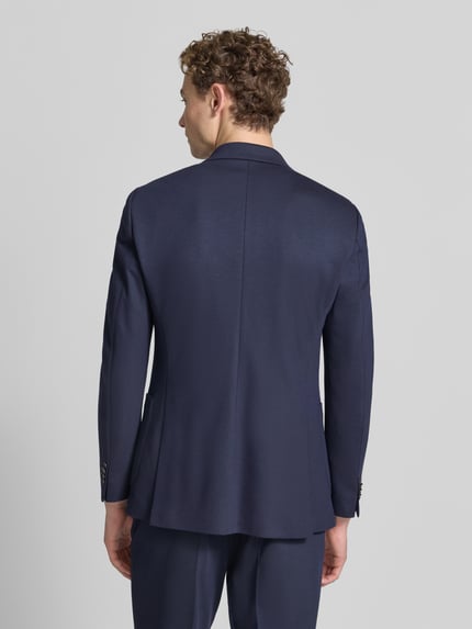 Männermodel trägt dunkelblaues Sakko aus Viskose-Mix Modell 'JUSTIN' von Tiger Of Sweden mit Reverskragen und Eingrifftaschen, Rückenansicht, Regular-Fit, glatte Textur, Rückenlänge 76 cm, Schulterbreite 36 cm, Ärmellänge 66 cm. Ganzkörperansicht Rückansicht.