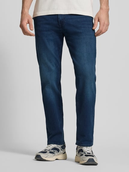 Męski model nosi Straight Fit Jeans aus Baumwoll-Mix Modell 'CLARK ORIGINAL' von JACK & JONES, mieszanka bawełny i elastanu, 5 kieszeni, zapięcie na guzik i zamek błyskawiczny, szerokość w rozmiarze 32/32: 43 cm, długość wewnętrzna nogawki: 75 cm, widok całej sylwetki z przodu.