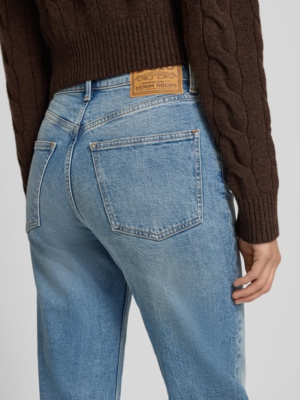 Frauenmodel trägt Bootcut Jeans im Used-Look von Polo Ralph Lauren aus Baumwoll-Elasthan-Mix, Eingrifftaschen, Nahaufnahme Rückansicht.