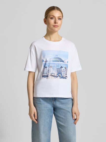 Vrouwenmodel draagt T-shirt met motiefprint model 'Beach Dogs' van monari, wit katoen, regular fit, ronde hals, vooraanzicht, ruglengte 58 cm maat 36.