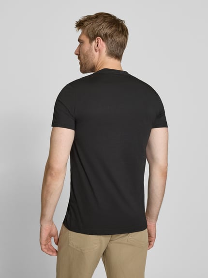 Männermodel trägt Regular Fit T-Shirt aus reiner Baumwolle von Paul Smith in Schwarz, Rückenansicht, Kontext: Herren T-Shirt, Label-Stitching, Rundhalsausschnitt, Rückenlänge bei Größe M 69 cm.