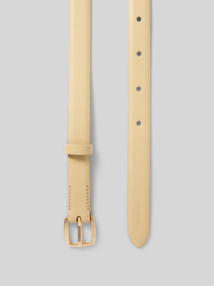 Produktfoto, beigefarbener Gürtel aus Echtleder Modell 'ESSENTIAL BUCKLE 20MM' von CK Calvin Klein, glatte Textur, Damen Gürtel.