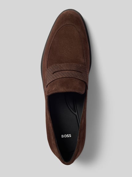 Produktfoto, Loafer aus echtem Leder Modell 'TAYIL' von BOSS, brązowy nubuk, zaokrąglony nosek, blokowy obcas, podeszwa teksturowana, wsuwane