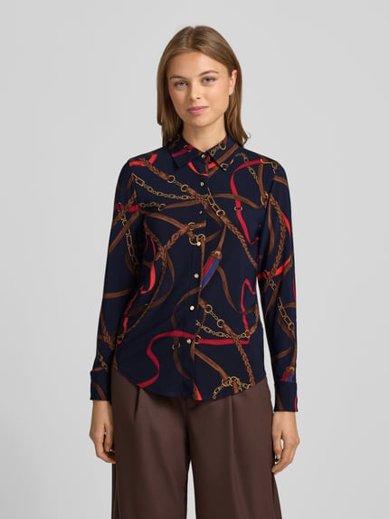 Kobieta-modelka nosi Regular Fit bluzka w wzór na całej powierzchni model 'DAQUANE' od Lauren Ralph Lauren, mieszanka materiałów z dodatkiem streczu, kołnierzyk koszulowy, listwa guzikowa, długość tyłu 64 cm, długość rękawów 58 cm, widok całej sylwetki z przodu.