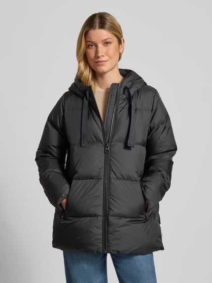 Frauenmodel trägt Regular Fit Daunenjacke mit Kapuzenkragen von Marc O'Polo in Schwarz, glatte Textur, Ganzkörperansicht von vorne. Damen Daunenjacke.