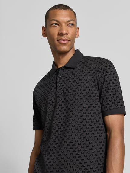Mannenmodel draagt Regular Fit Poloshirt uit puur katoen van Armani Exchange met polokraag, all-over logoprint, met korte mouwen, ruglengte maat M 72 cm, kleur zwart-grijs, nahaufnahme bovenlichaam.