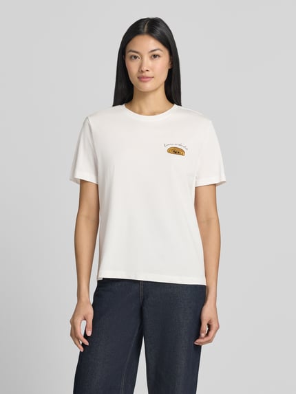 Frauenmodel trägt Damen T-Shirt mit Print und Rundhalsausschnitt Modell 'SYBILLA CHOCO' von Vila in Reine Baumwolle, Regular-Fit, schokobraunem Print auf heller Struktur, Rückenlänge bei Größe S: 58 cm, Ganzkörperansicht von vorne.