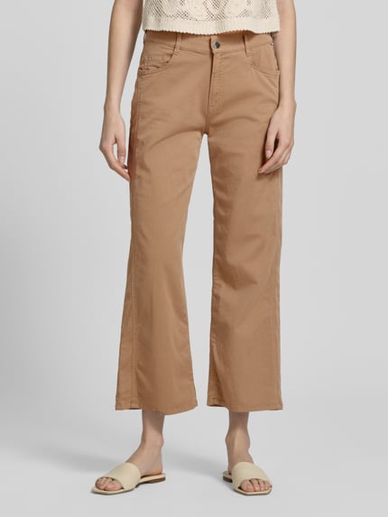 Frauenmodel trägt Straight Leg Hose aus Baumwoll-Mix Modell 'MAINE S' von Brax in Optik: Unifarben, 5-Pocket-Design, Cropped, Ganzkörperansicht von vorne.