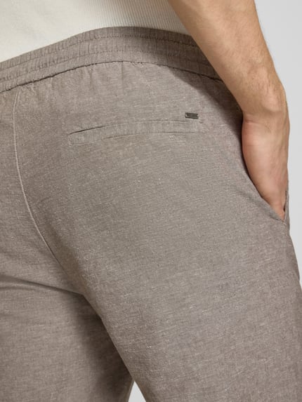 Männermodel trägt Regular Fit Bermudas aus Baumwoll-Leinen-Mix Modell 'LINUS' von Only & Sons, unifarben, Nahaufnahme Rückansicht.