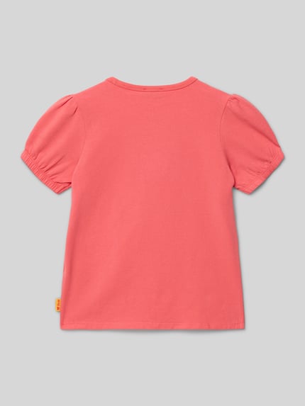 Produktfoto, T-Shirt mit Motiv-Stitching und Rundhalsausschnitt von Steiff, Kinder T-Shirt aus Baumwoll-Mix mit Stretch-Anteil, Gerader-Schnitt, elastische Ärmelabschlüsse, Label-Detail, Rückenlänge bei Größe 116: 44 cm, einfarbiges Design in Korallrosa auf glatter Textur.