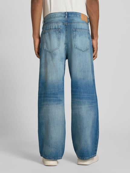 Männermodel trägt Jeans im Used-Look Modell 'Type 3' von Wood Wood in Relaxed Fit, reine Baumwolle, Rückansicht, Ganzkörperansicht.