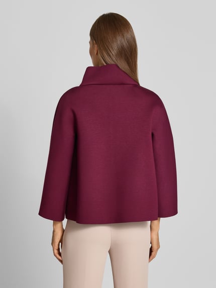 Frauenmodel trägt Jacke aus Viskose-Mix mit Stehkragen von Rinascimento in Bordeaux, lockere Passform, Rückenansicht, Ganzkörperansicht Rückansicht.