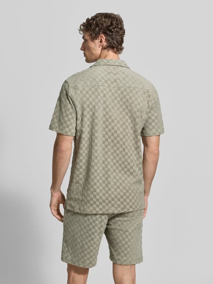 Männermodel trägt Regular Fit Freizeithemd mit Reverskragen von Lindbergh, Baumwoll-Mix, Karomuster, Knopfleiste, Ganzkörperansicht Rückansicht. Rückenlänge bei Größe M: 73 cm, Schulterbreite bei Größe M: 48 cm, Ärmellänge bei Größe M: 27 cm.