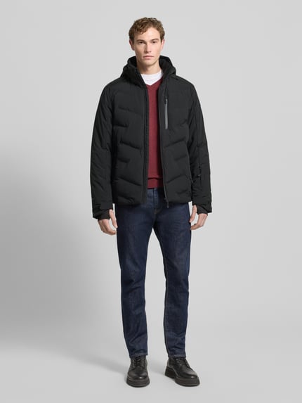 Männermodel trägt schwarze Herren Jacke mit Kapuze Modell 'FOLEY' von Icepeak, Regular-Fit, Reißverschluss, Label-Detail, Ganzkörperansicht von vorne.