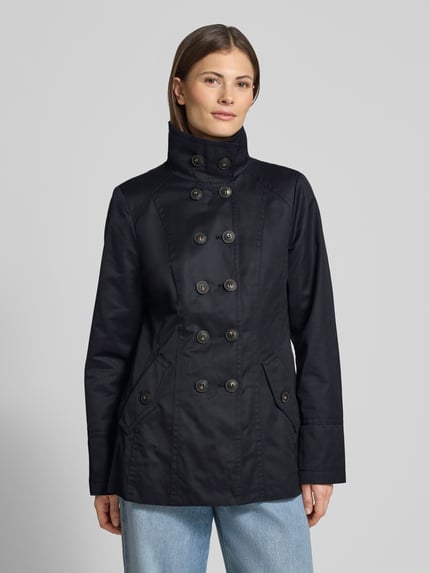 Frauenmodel trägt Jacke mit Stehkragen und Pattentaschen von Fuchs Schmitt in Dunkelblau, Baumwoll-Mix, Zweireiher, Ganzkörperansicht von vorne.