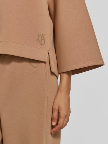 Frauenmodel trägt Boxy Fit Sweatshirt aus Modal-Mix Modell 'VASTO' von Weekend Max Mara in hellem Beige mit weicher Struktur, Nahaufnahme Oberkörper, Damen Sweatshirt von Weekend Max Mara.