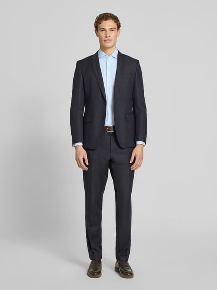 Männermodel trägt Super Slim Fit Business-Hemd mit Kentkragen van OLYMP No. Six, lichtblauw, katoen, voorkant volledig zichtbaar, Ganzkörperansicht von vorne.