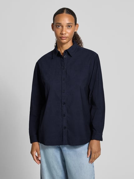 Vrouwenmodel draagt Regular Fit Bluse aus Feincord van Christian Berg Woman in donkerblauw, puur katoen, overhemdkraag, knoopsluiting, ruglengte maat 36: 67 cm, mouwlengte maat 36: 45 cm, fijne corduroy textuur, voorkant volledig zichtbaar, Ganzkörperansicht van voren.