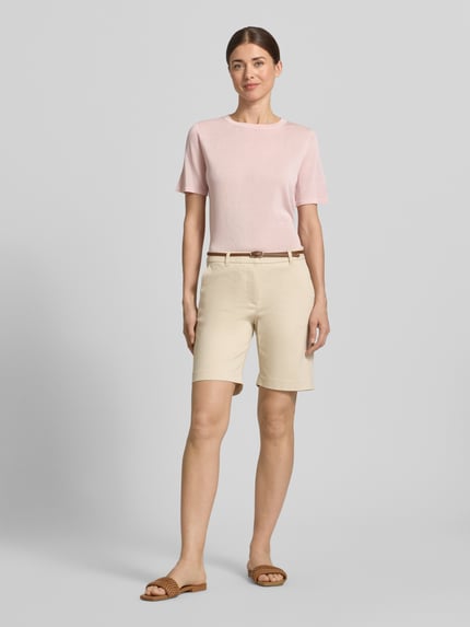 Vrouwenmodel draagt Straight Fit Bermuda met Gesäßtaschen Modell 'Days' van B.Young in beige katoenmix met afneembare riem, ganzlichaamsvooraanzicht.