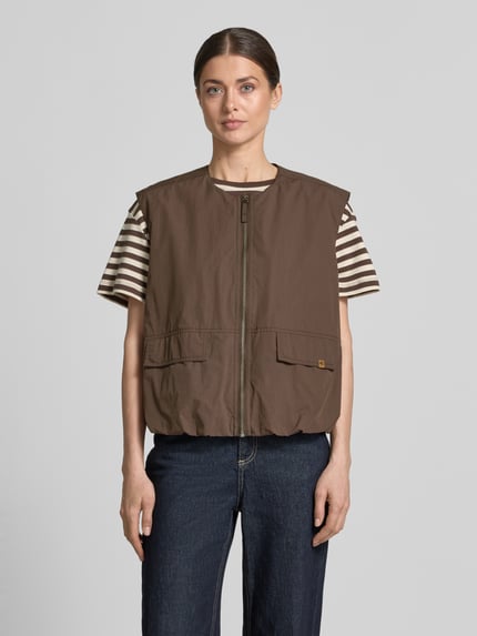 Vrouwenmodel draagt Weste met Rundhalsausschnitt und Pattentaschen van camel active, katoenmix, regular fit, klepzakken, ritssluiting, voorkant, ganse lichaamsaanzicht.