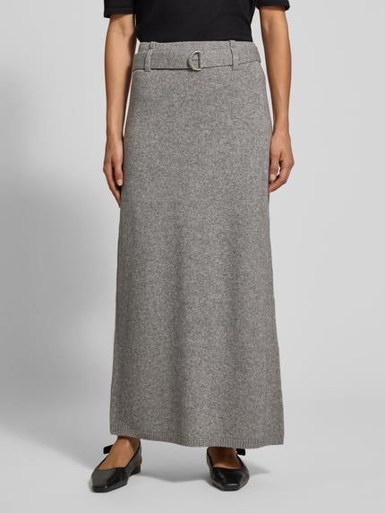 Frauenmodel trägt Strickrock aus Woll-Yak-Mix mit Gürtel von windsor., grau, gerade Form, elastischer Bund, Midilänge, Ganzkörperansicht von vorne.