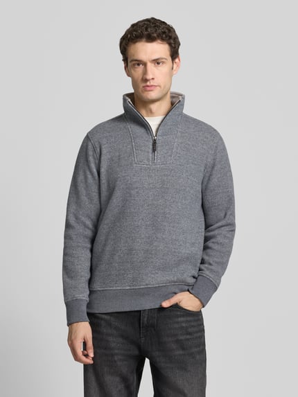 Männermodel trägt Troyer mit Reißverschluss von RAGMAN in Grau, Regular Fit, sichtbarer Woll-Materialmix, Ganzkörperansicht von vorne.