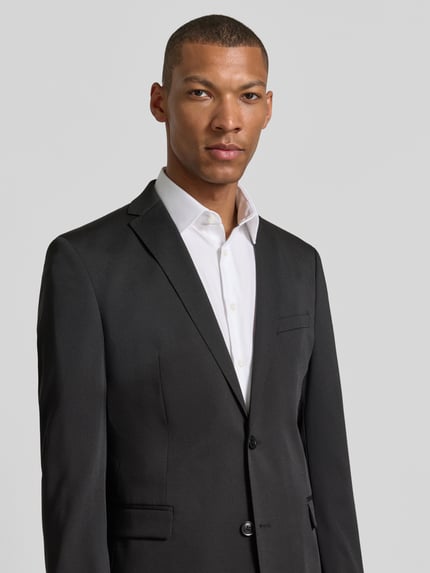 Männermodel trägt Slim Fit Anzugsakko mit Viskose-Anteil von s.Oliver BLACK LABEL, unifarben, Nahaufnahme Oberkörper.